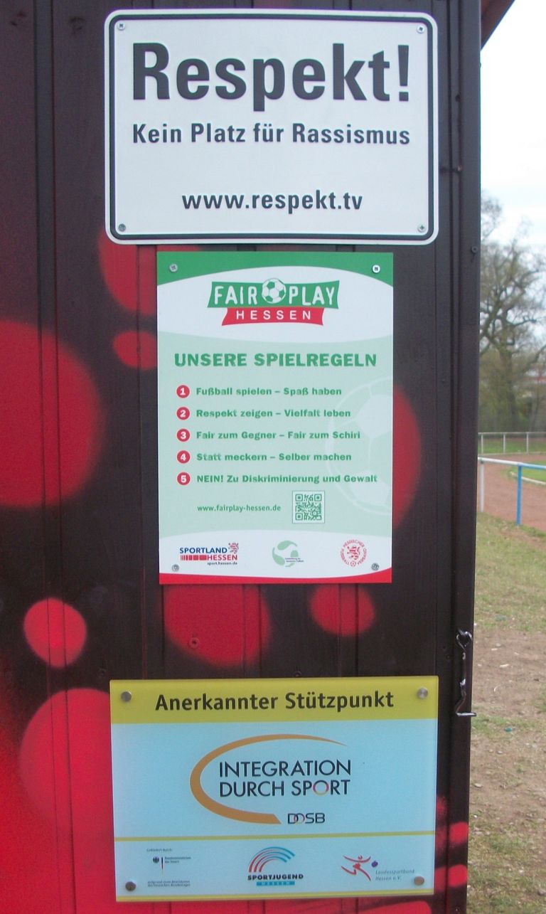 Für die kommende Spielzeit wird es eine gemeinsame A-Jugend von uns und @spvggfechenheim (Spvgg Fechenheim 03) geben, damit wir den Jahrgängen 2006 und 2007 eine passende Spielmöglichkeit in ihrer Altersklasse geben können.  Das erste gemeinsame Training findet am Dienstag, den 11.06.2024 statt. Und zwar auf dem Sportplatz in der Birsteiner Straße 54, 60386 Frankfurt.  Gerne und natürlich dürfen auch interessierte Spieler von außerhalb dazukommen, wir freuen uns auf eine rege Beteiligung am 11.06.
